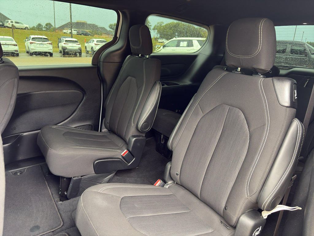 Used 2024 Chrysler Pacifica Touring FWD image 14