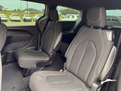 Used 2024 Chrysler Pacifica Touring FWD image 14