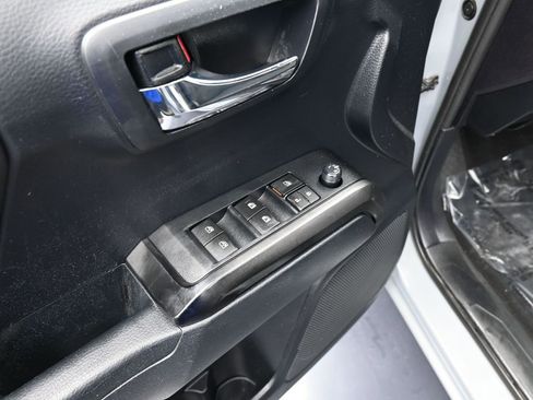 Used 2019 Toyota Tacoma TRD Off-Road image 13