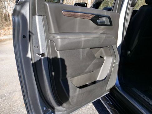 Used 2025 Chevrolet Suburban Premier image 37