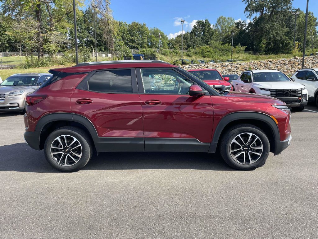 Used 2025 Chevrolet TrailBlazer LT AWD/4WD image 2