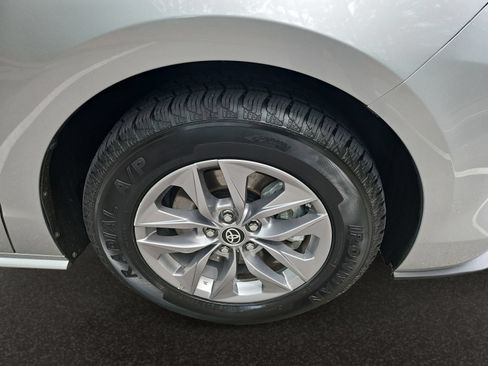 Used 2024 Toyota Sienna XLE FWD image 41