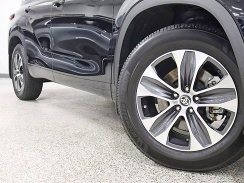 Used 2020 Toyota Highlander XLE image 4