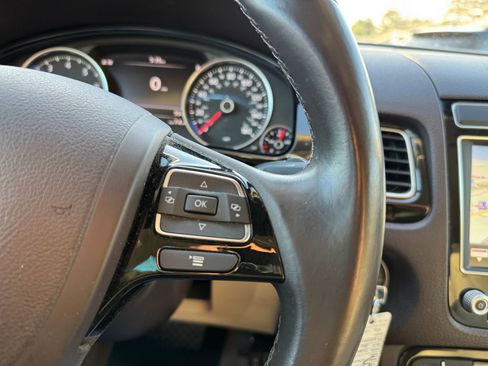Used 2016 Volkswagen Touareg Sport image 23