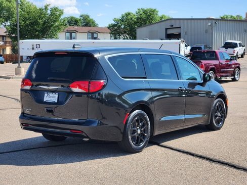 Used 2023 Chrysler Voyager LX image 3