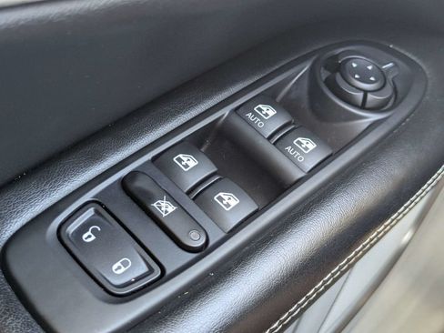 Used 2018 Jeep Compass Latitude w/ Popular Equipment Group FWD image 25