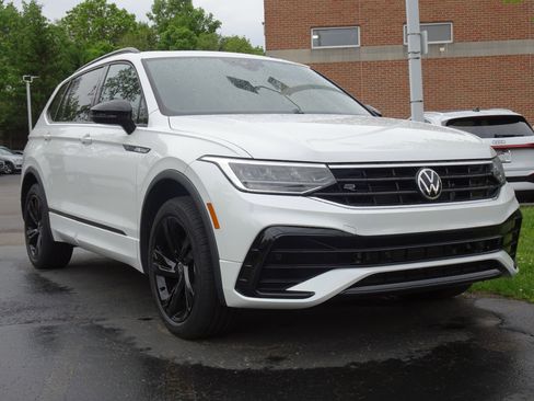 Used 2023 Volkswagen Tiguan SE R-Line AWD/4WD image 3