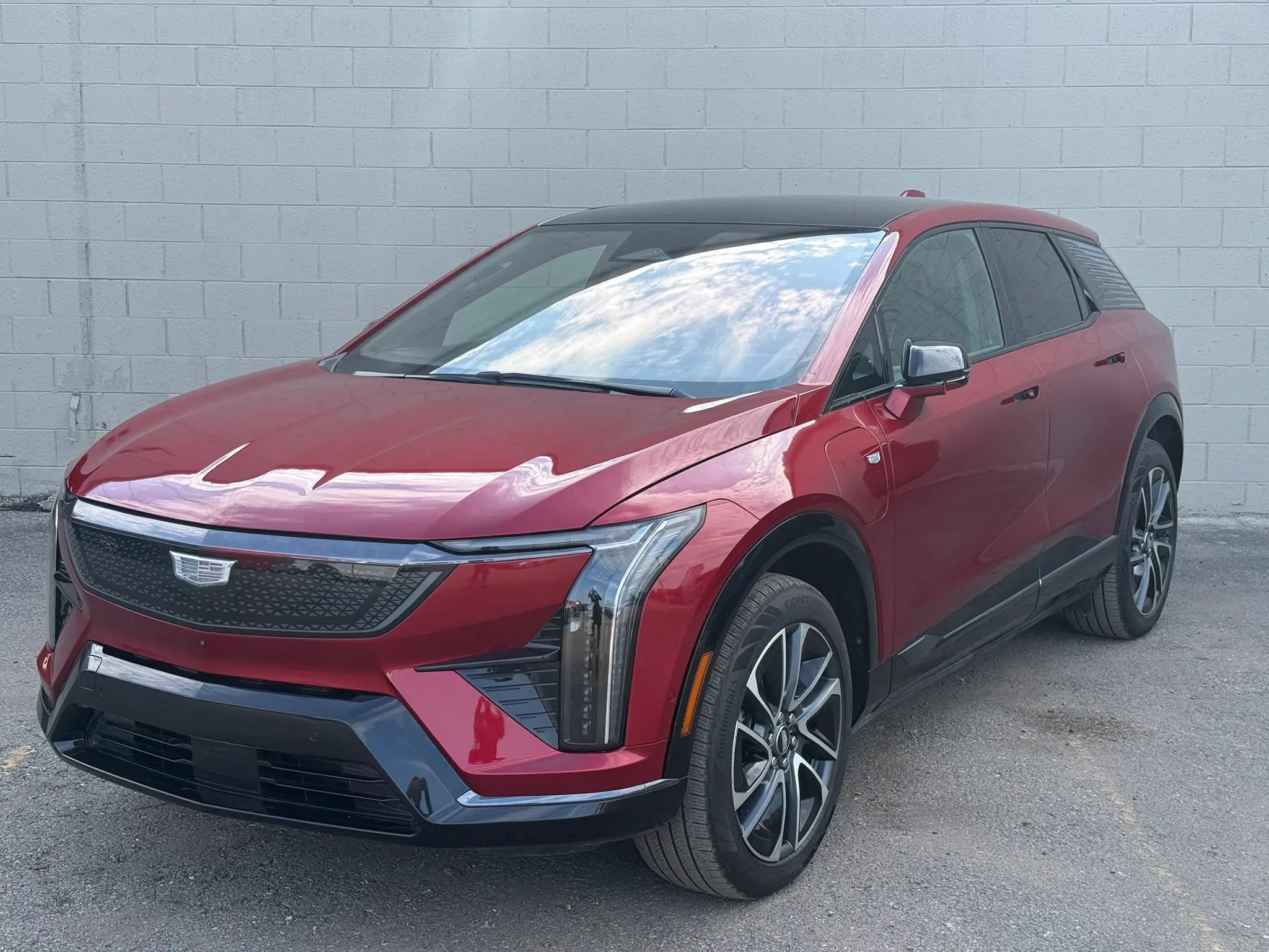 Used 2025 Cadillac Optiq Sport 2 w/ LPO, Floor Liner Package AWD/4WD image 2