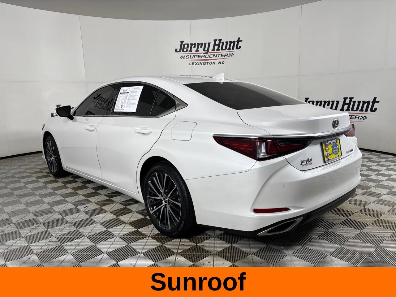 Used 2025 Lexus ES 350 w/ Premium Package FWD image 9