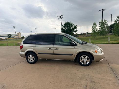 Used 2005 Dodge Caravan SXT FWD image 24
