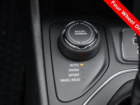 Used 2020 Jeep Cherokee Latitude Plus w/ Cold Weather Group image 17