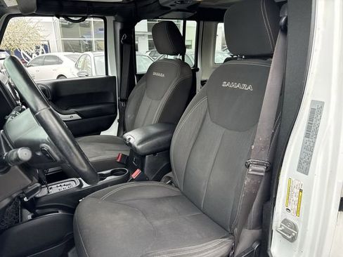 Used 2016 Jeep Wrangler Unlimited Sahara w/ Connectivity Group AWD/4WD image 17