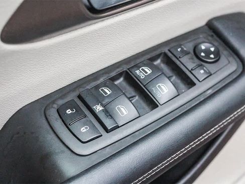 Used 2021 Chrysler Voyager Lxi image 27