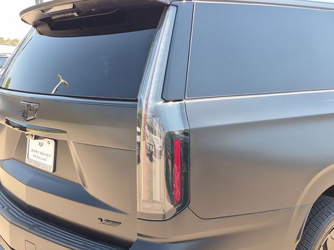 Certified 2025 Cadillac Escalade ESV V AWD/4WD image 11