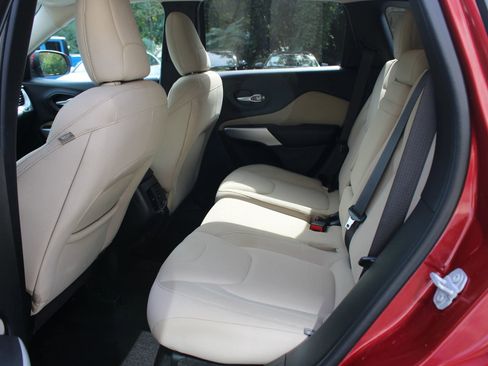 Used 2017 Jeep Cherokee Latitude w/ Comfort/Convenience Group image 18