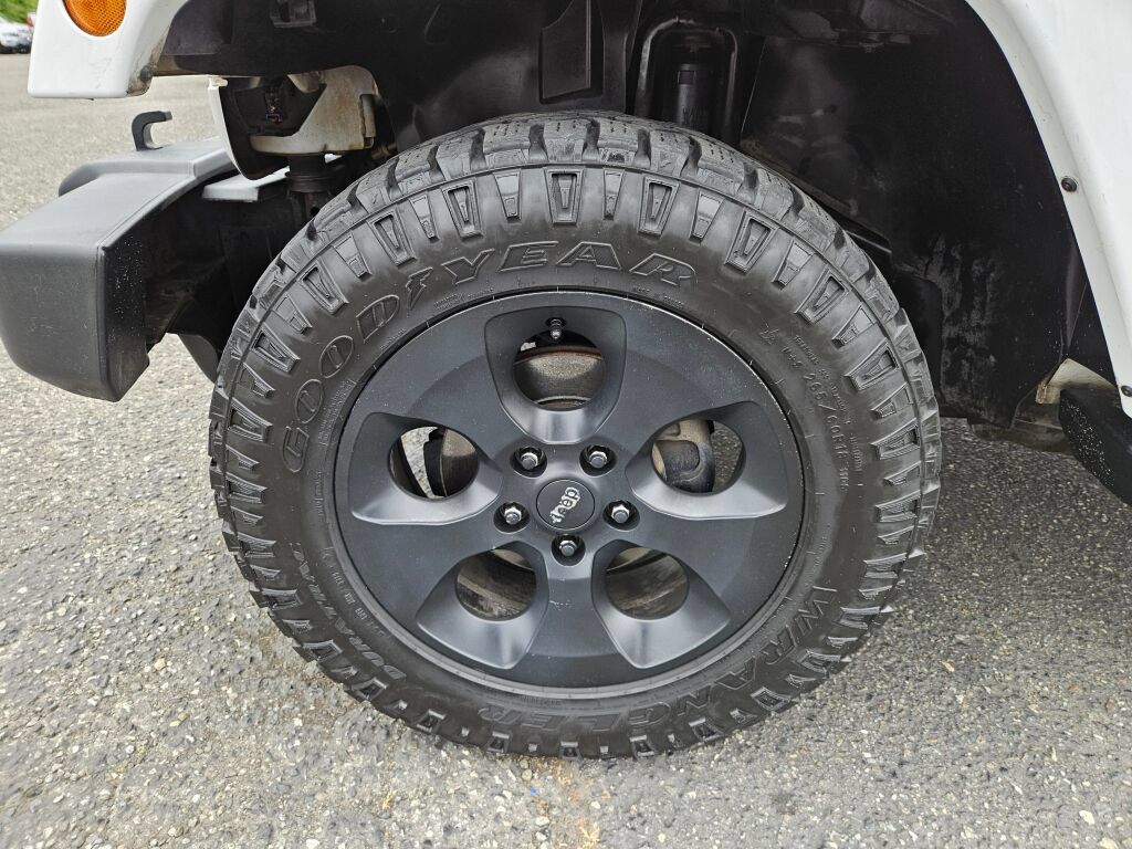 Used 2017 Jeep Wrangler Unlimited Sahara AWD/4WD image 8