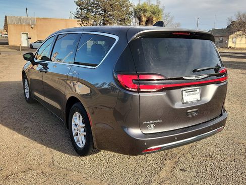 Used 2023 Chrysler Pacifica Touring-L image 3