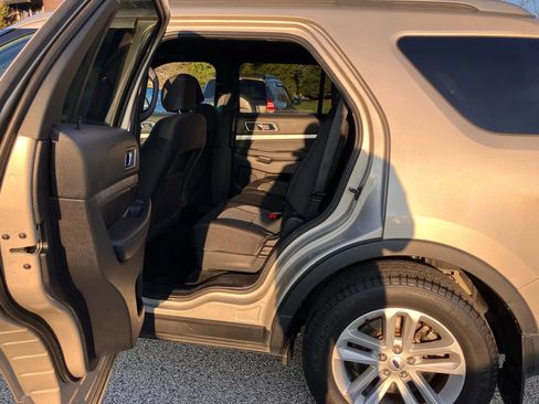 Used 2017 Ford Explorer XLT image 10