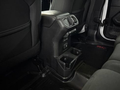 Used 2019 Jeep Wrangler Unlimited Sahara w/ Uconnect 4C Nav & Sound Group AWD/4WD image 30