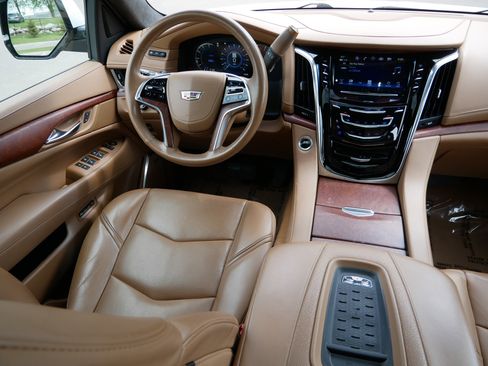 Used 2017 Cadillac Escalade Platinum AWD/4WD image 9