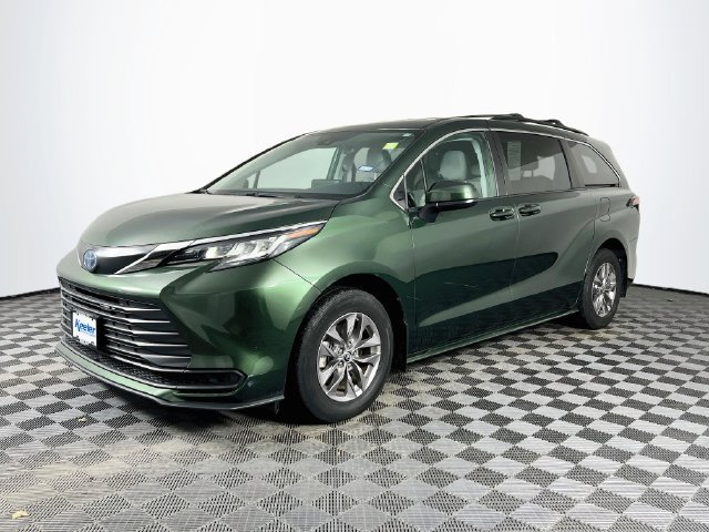 Used 2023 Toyota Sienna LE FWD image 2