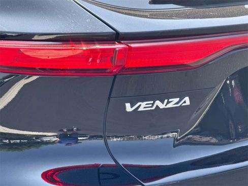 Used 2022 Toyota Venza LE image 18