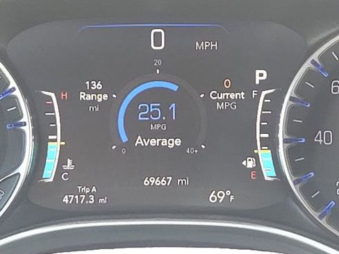 Used 2023 Chrysler Pacifica Touring-L FWD image 46