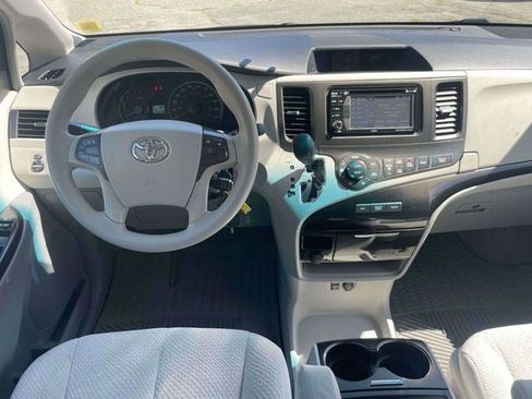 Used 2014 Toyota Sienna LE FWD image 16