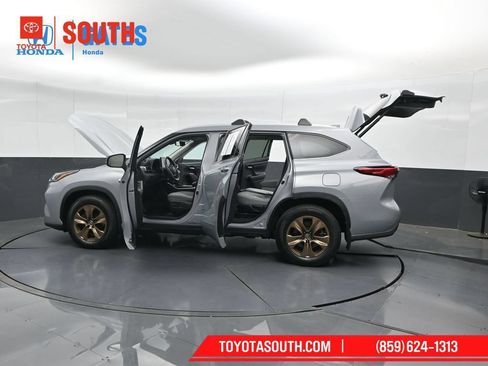 Used 2023 Toyota Highlander Bronze Edition AWD/4WD image 58