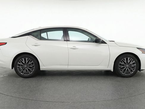 Used 2025 Nissan Altima 2.5 SV image 11
