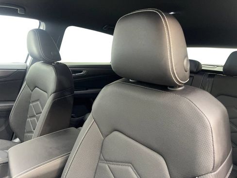 Used 2025 Volkswagen Atlas Cross Sport SE FWD image 28