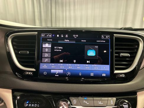 Used 2024 Chrysler Pacifica Touring-L image 17