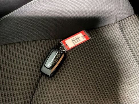 Used 2022 Toyota Highlander LE AWD/4WD image 30