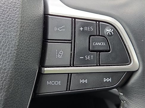 Used 2025 Toyota Highlander LE FWD image 21
