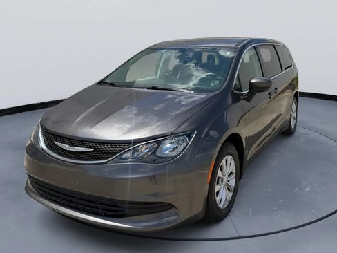 Used 2017 Chrysler Pacifica Touring FWD image 3