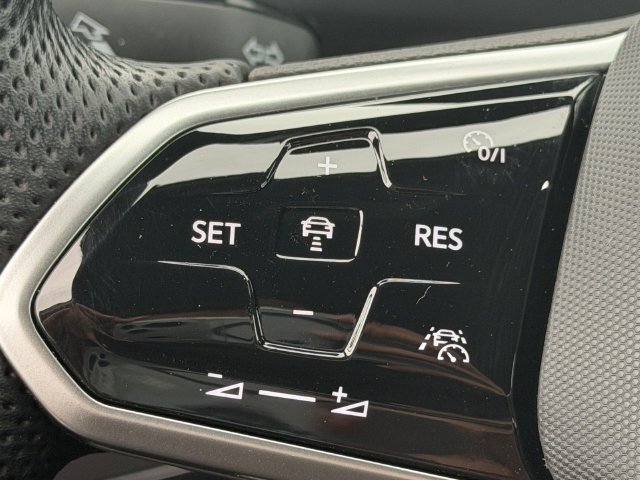 Used 2024 Volkswagen Tiguan SE R-Line FWD image 29