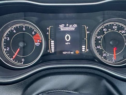Used 2020 Jeep Cherokee Latitude FWD image 11