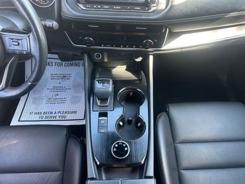 Used 2021 Nissan Rogue SV w/ Premium Package image 11