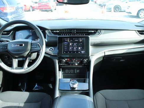 Used 2024 Jeep Grand Cherokee Laredo image 16