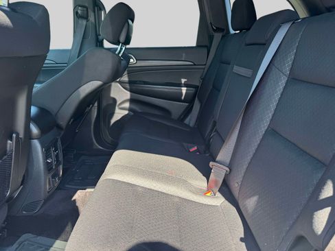 Used 2019 Jeep Grand Cherokee Laredo w/ Security & Convenience Group AWD/4WD image 15