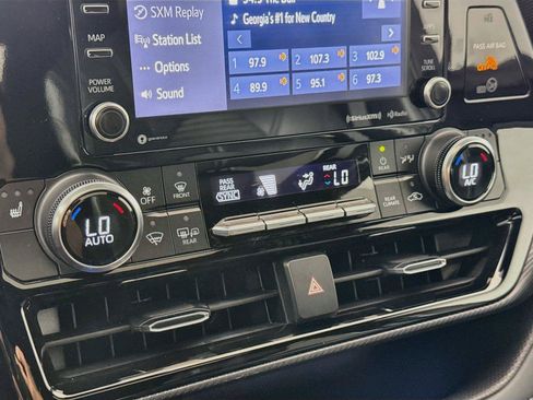 Used 2022 Toyota Highlander XSE FWD image 26