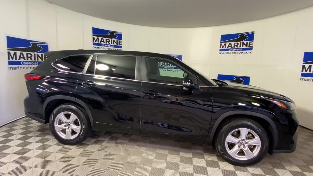 Used 2023 Toyota Highlander LE FWD image 3