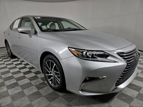 Used 2018 Lexus ES 350 w/ Luxury Package w/Wood Trim image 4