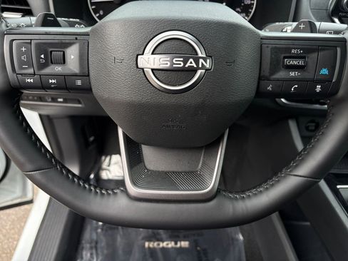 Used 2025 Nissan Rogue SV image 30