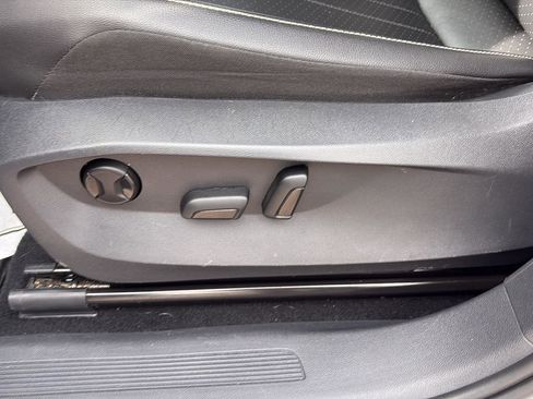 Used 2022 Volkswagen Tiguan SE image 11