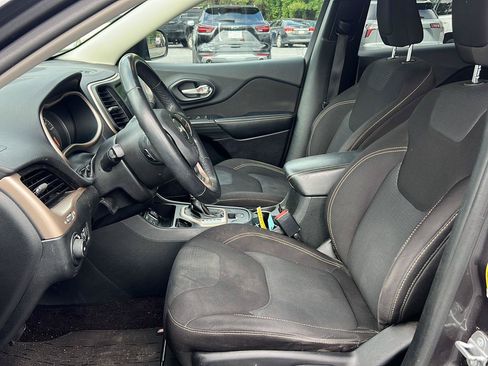 Used 2016 Jeep Cherokee Latitude FWD image 10