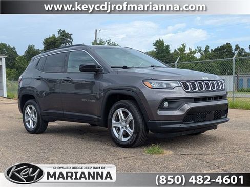 Used 2024 Jeep Compass Latitude AWD/4WD image 1