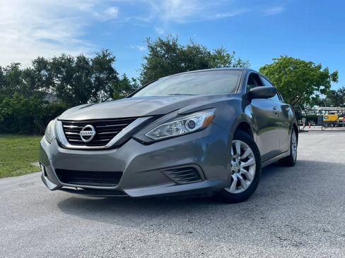 Used 2017 Nissan Altima 2.5 S w/ Power Driver Seat Package FWD image 2