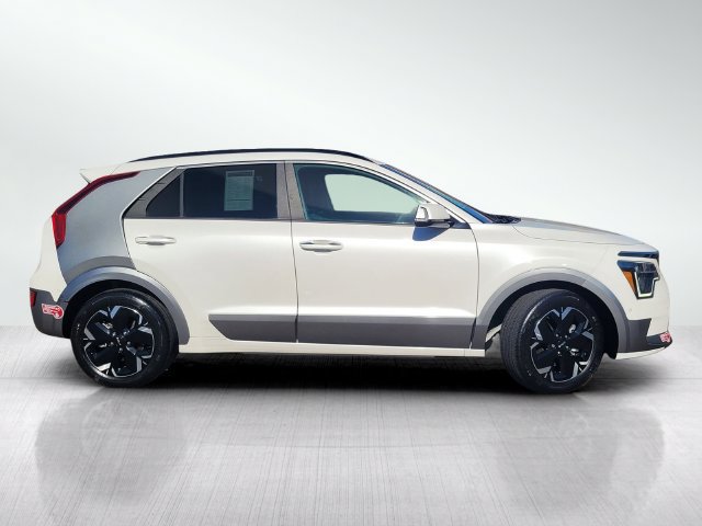 Used 2024 Kia Niro Wave w/ Wave Preserve Package FWD image 3