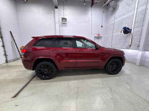 Used 2022 Jeep Grand Cherokee Laredo X AWD/4WD image 3